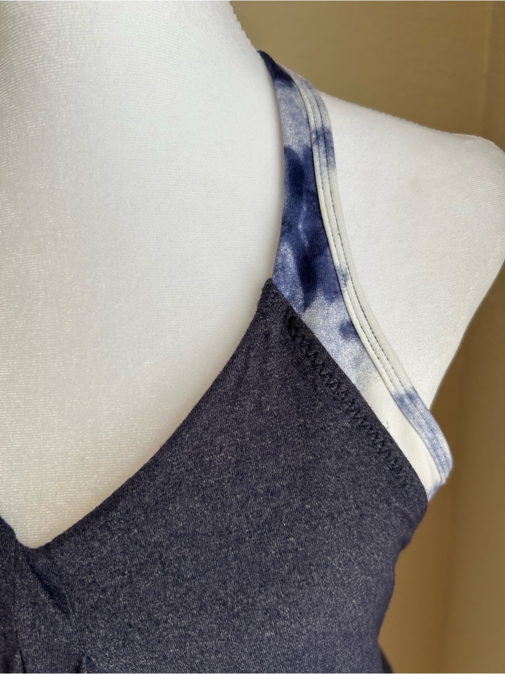 Lululemon 🍋 athletica Navy V-Neck Tank with tie dye bra attached - Picture 2 of 6